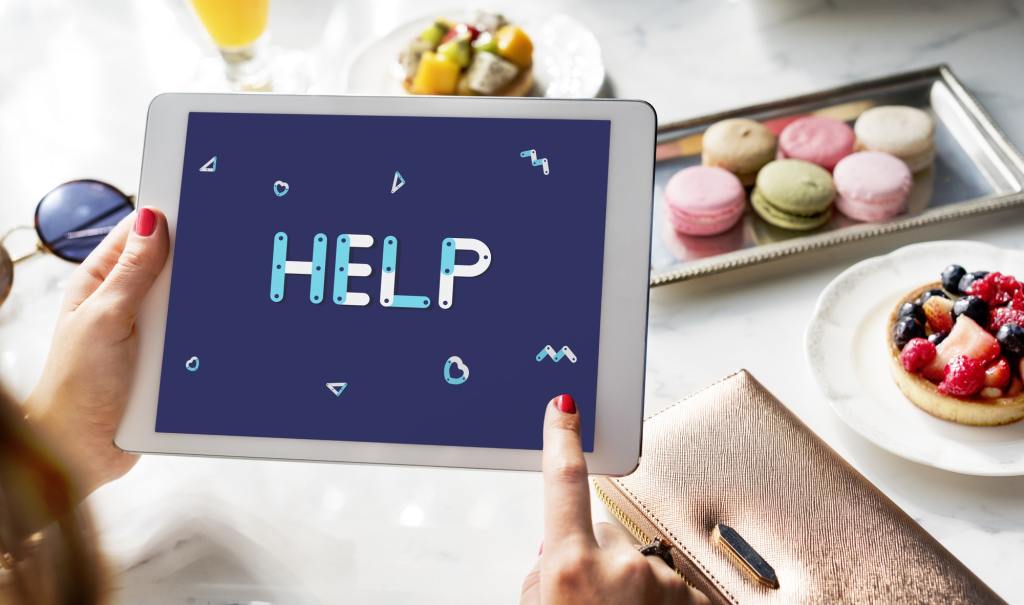 4 Gründe, warum gemeinnützige Organisationen ein Online Volunteer Training entwickeln sollten 4 Geometric Font Charity Volunteer Concept