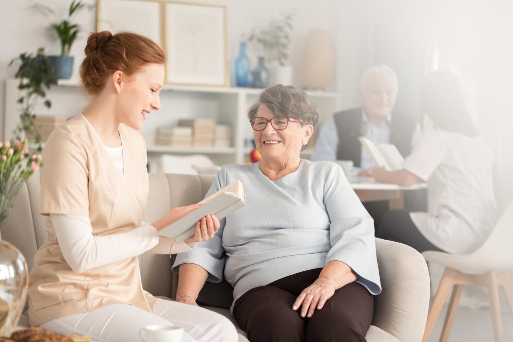4 Gründe, warum gemeinnützige Organisationen ein Online Volunteer Training entwickeln sollten 2 Volunteers reading books to pensioners
