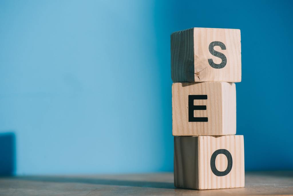 8 Tipps, mit denen Sie das SEO-Ranking Ihrer eLearning-Website verbessern können 2 SEO word made from wooden alphabet cubes on blue background