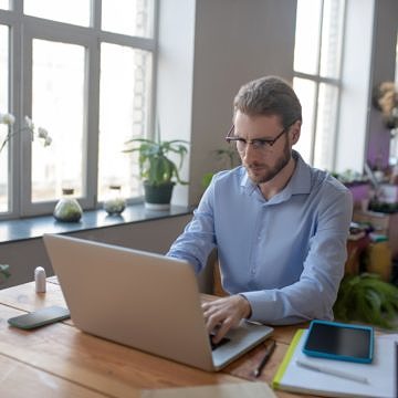 8 wichtige Funktionen, auf die Sie bei Ihrem LMS für Compliance-Schulungen achten sollten (und warum) 