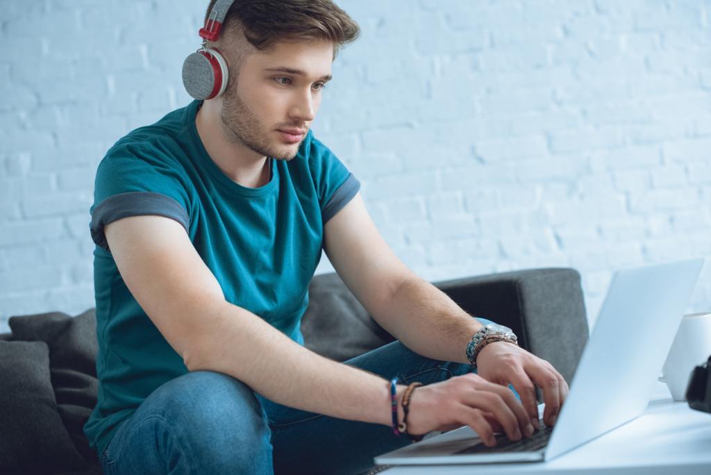 Lernen und Zuhören: Was ist beim eLearning effektiver? 2 Lernen und Zuhören: Was ist beim eLearning effektiver?
