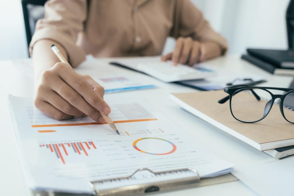 8 ROI-orientierte Features, die Ihre neue Mitarbeiterschulungs-Software enthalten muss 2 8 ROI-orientierte Features, die Ihre neue Mitarbeiterschulungs-Software enthalten muss