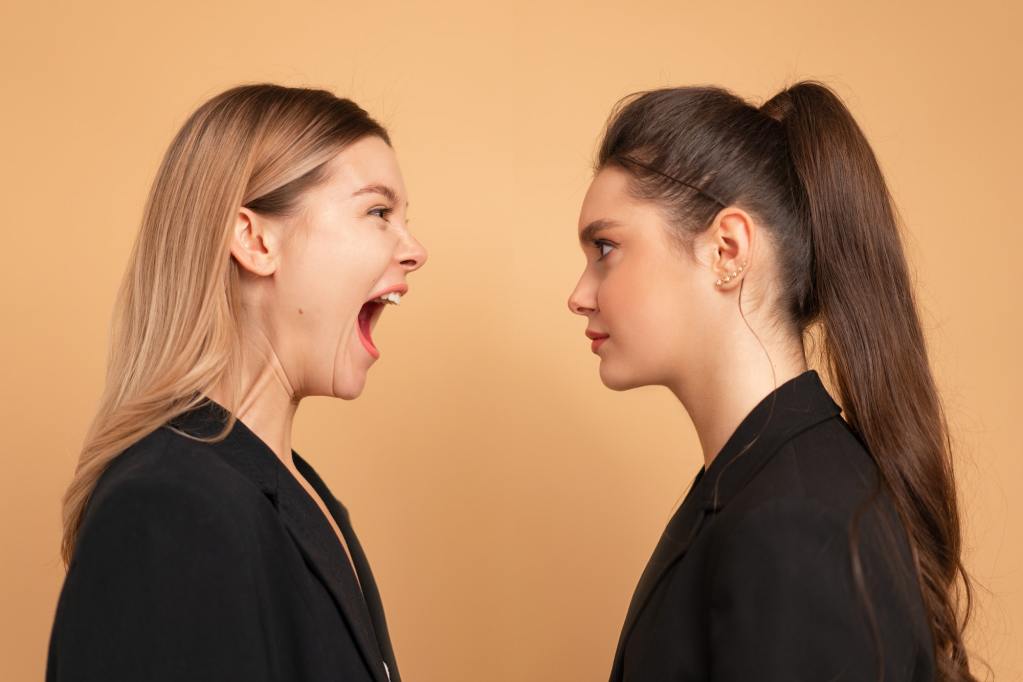 Mikroaggressionen: Wie sie Einfluss auf die Teamdynamik haben und 6 Wege, sie zu bekämpfen 2 Mikroaggressionen: Wie sie Einfluss auf die Teamdynamik haben und 6 Wege, sie zu bekämpfen