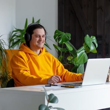 Wie man die Zufriedenheit eines Remote-Mitarbeiter steigern kann: Praktische Ideen, die jede Führungskraft ausprobieren kann 
