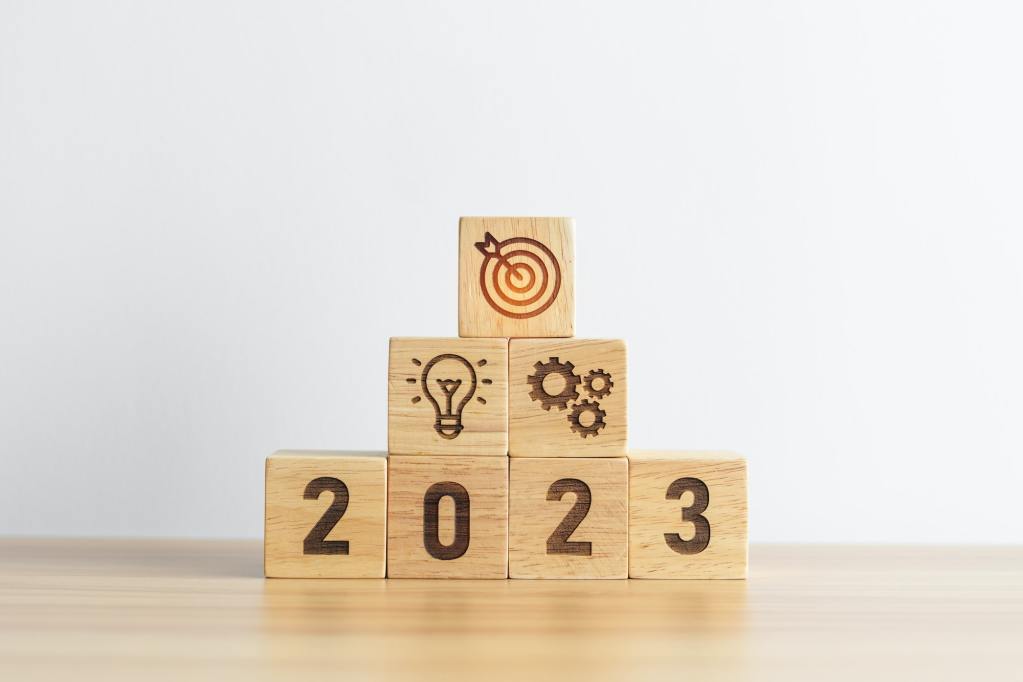5 L&D-Trends, die es 2023 zu entdecken gilt 2 2023 wood block with business goal, plan.
