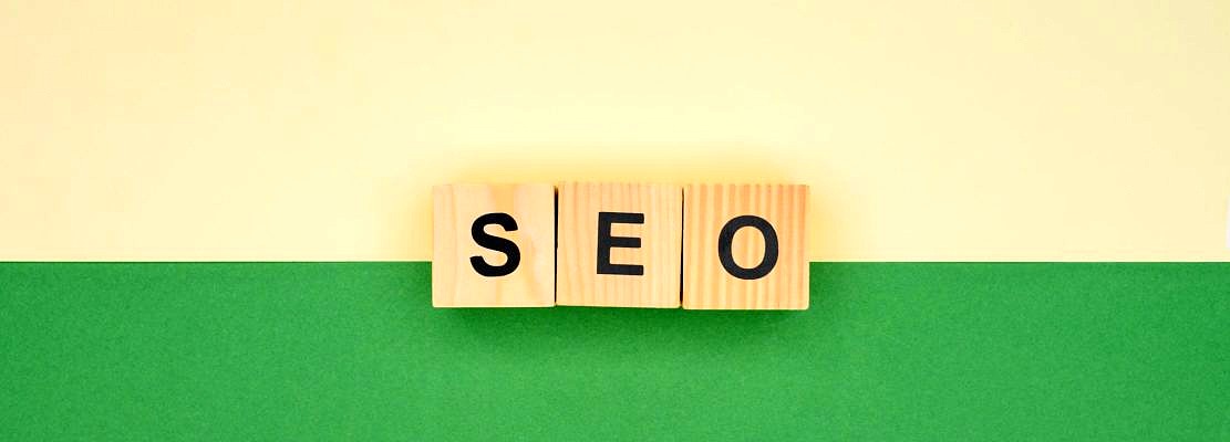 Flat lay of wooden blocks with seo lettering