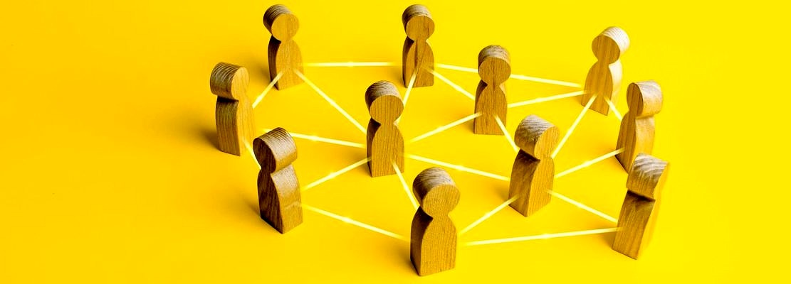 People connected by lines on a yellow background. Self-organized hierarchical business company