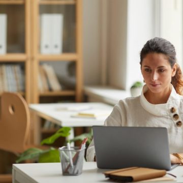 Remote und Hybrid Learning: Die Rolle der generativen KI bei der Überbrückung der Qualifikationslücke in verteilten Teams 