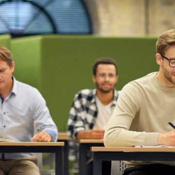 Präsenzschulungen vs. Online-Schulung: Die Vor- und Nachteile der beiden 
