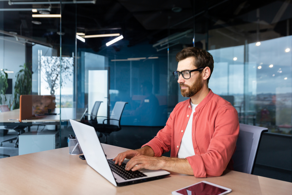 Der KI die richtigen Fragen stellen: Praxisleitfaden für Instruktionsdesigner und L&D-Fachleute