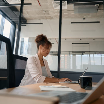 Das Onboarding-Paradox: Warum zu viele Informationen neue Mitarbeiter ausbremsen 